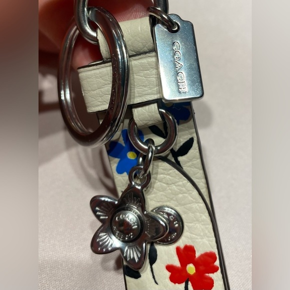 Nwot Coach Floral Printed Pebbled Leather Key Fob/ Charm Dust Bag Included - Picture 5 of 6